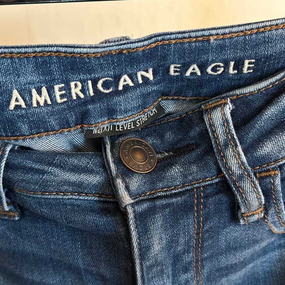 AE Size 4R Hi- Rise Jegging Destroyed Medium Wash - Picture 4 of 5